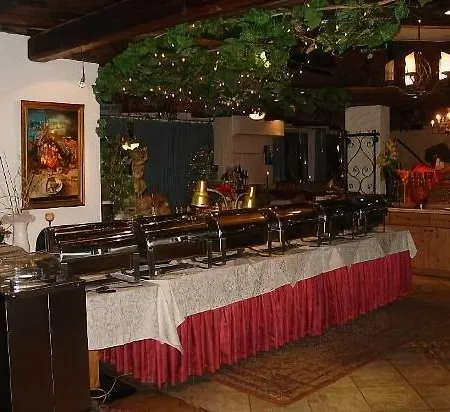 Hoehlenstein Отель Тукс