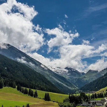 Hoehlenstein Отель Тукс