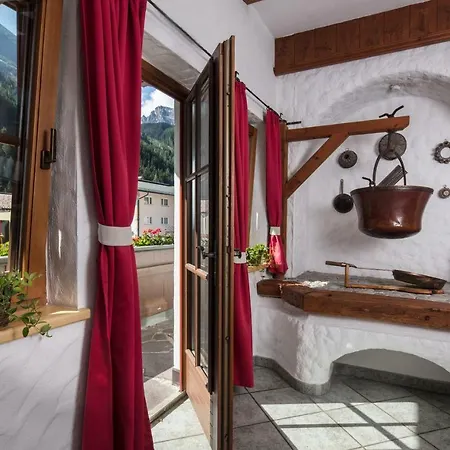 Отель Hoehlenstein 4*